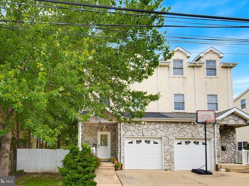 492 Harmon Road, Philadelphia PA 19128