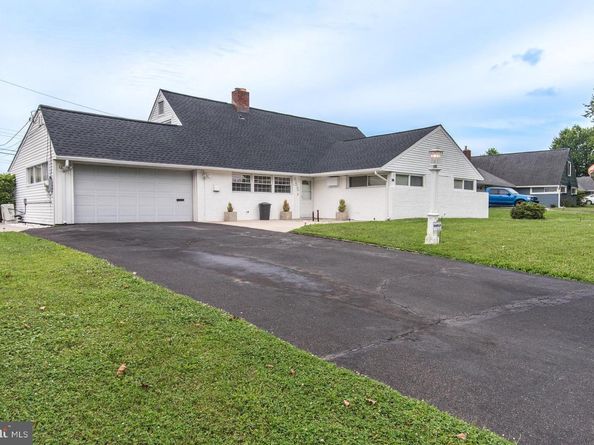 455 Snowball Drive, Levittown PA 19056