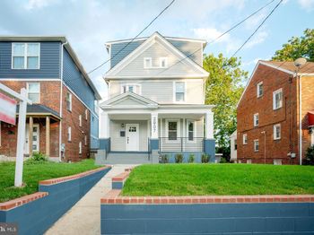 2907 Carlton Avenue NE