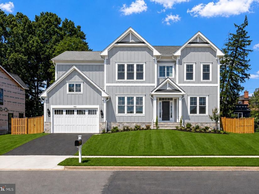 608 Roberts Drive NW, Vienna VA 22180
