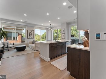 635 Slaters Lane
