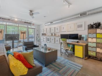 1601 E Cesar Chavez ST