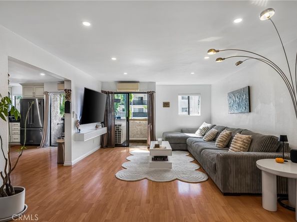 18530 Hatteras Street 213, Tarzana CA 91356