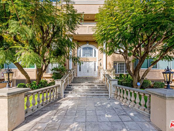 737 S Windsor Boulevard 201, Los Angeles CA 90005
