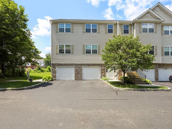27 Riverview Court 27, Brookfield CT 06804