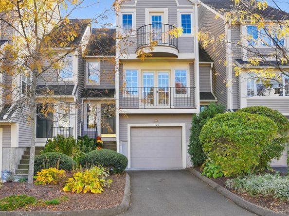 121 Paugusett Circle, Trumbull CT 06611