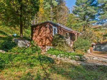 492 Newtown Turnpike