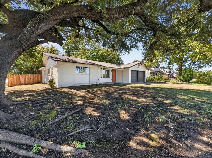 2318  Stonegate Street , Arlington Texas 76010