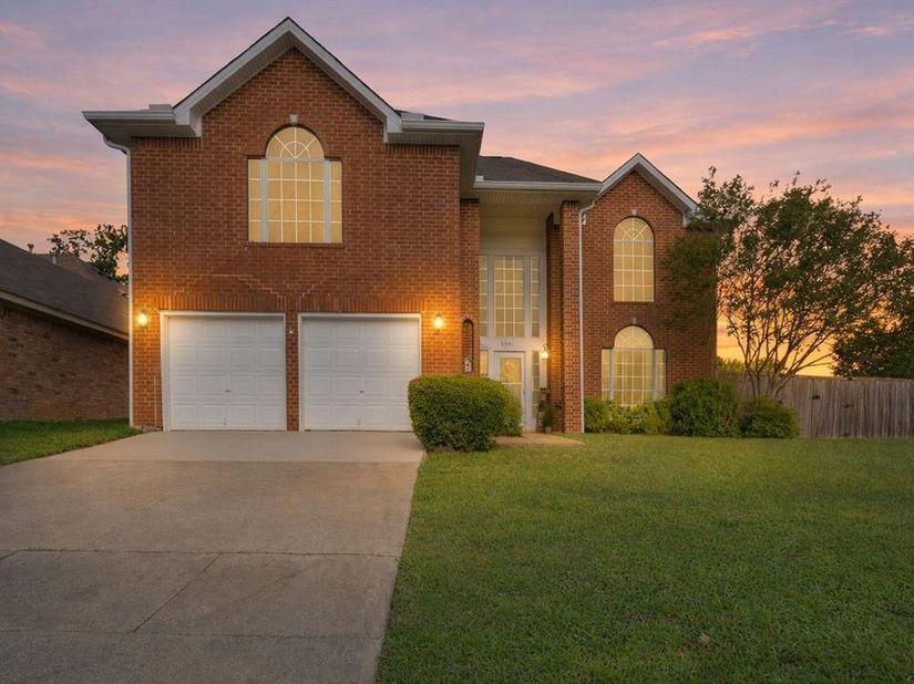 6000  Red Fern Drive , Arlington Texas 76001