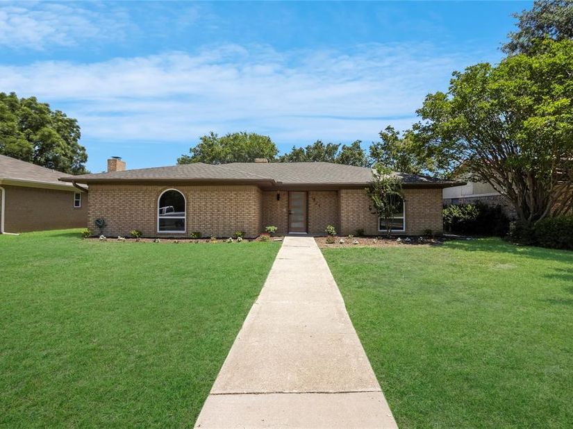 1821  El Paso Street , Lewisville Texas 75077