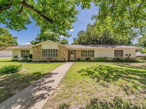 1806  Hilltop Lane , Pantego Texas 76013