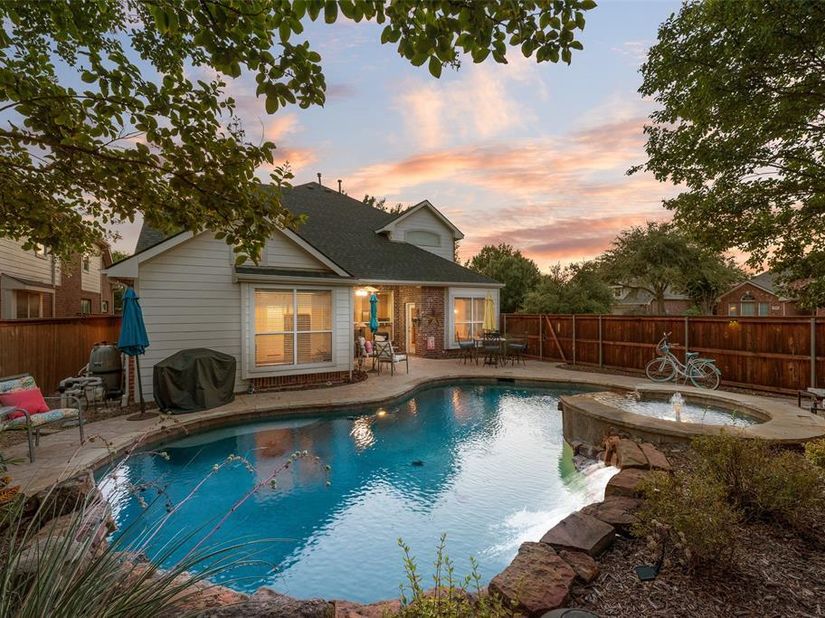 1660  Meadows Avenue , Lantana Texas 76226