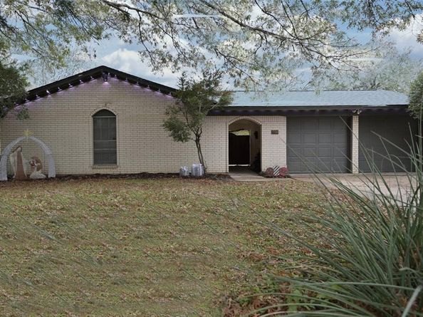 2708  Foxcroft Circle , Denton Texas 76209