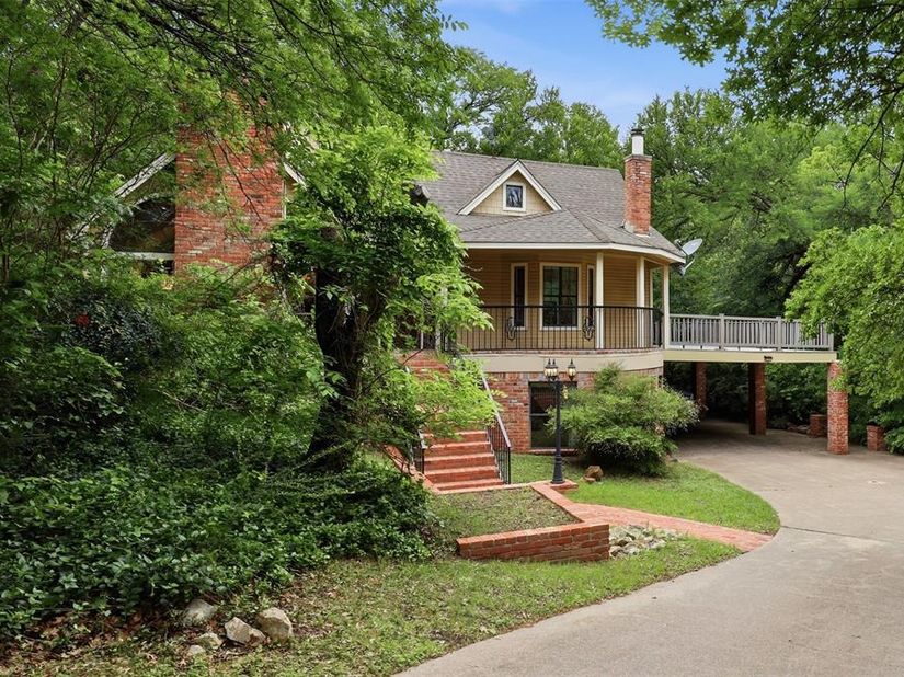 1945  Bluebird Avenue , Fort Worth Texas 76111