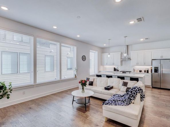 114 E Chester Court , Dallas Texas 75203