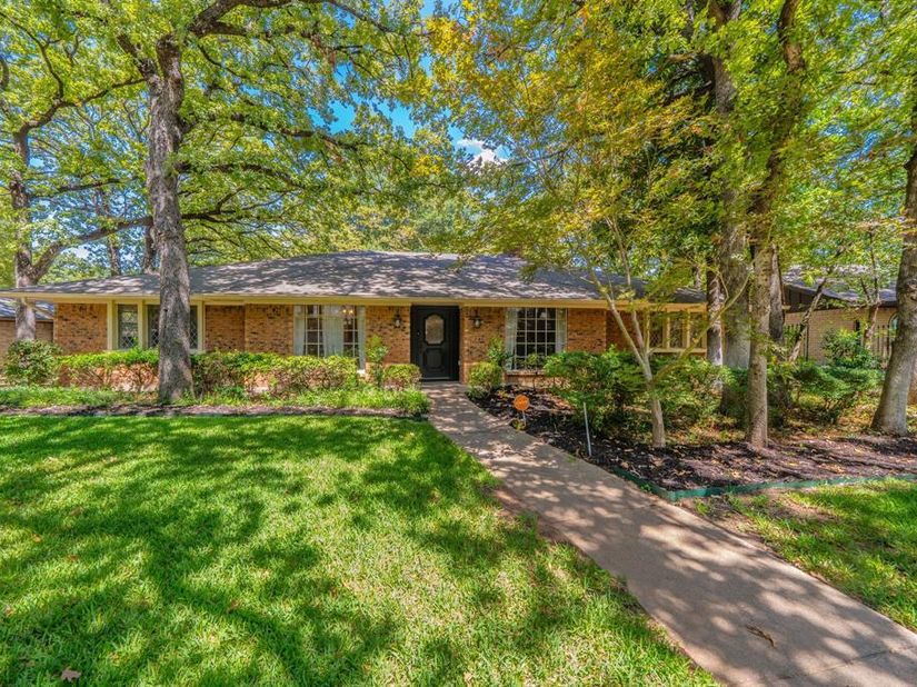1803  Oak Grove Drive , Arlington Texas 76013