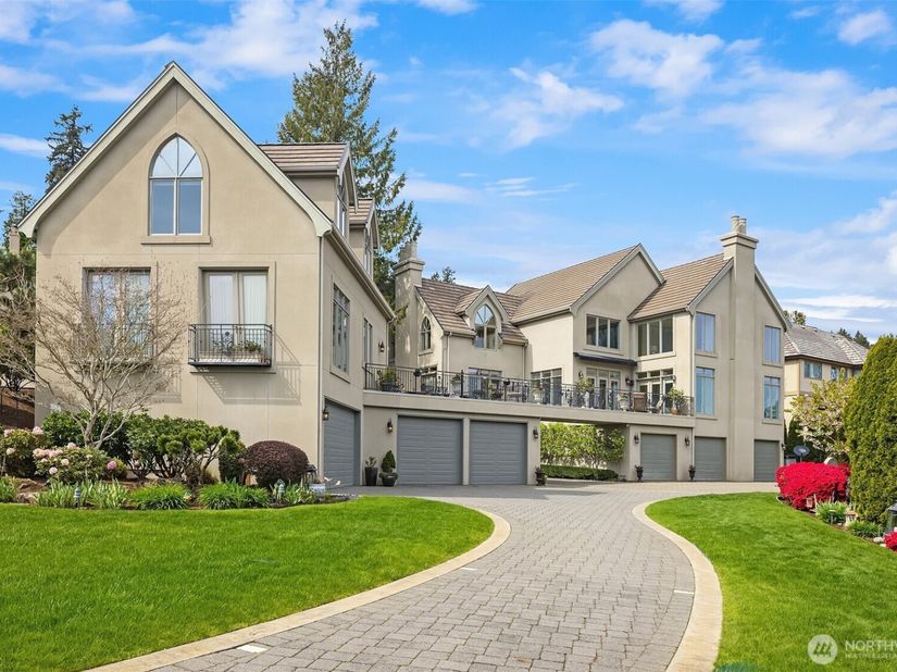 8496 NE Woodland Cove Drive, Kirkland WA 98034