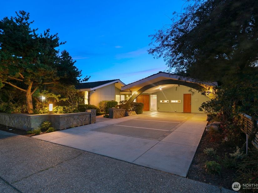 3051 44th Avenue W, Seattle WA 98199
