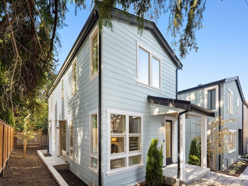 641 18th Avenue W, Kirkland WA 98033