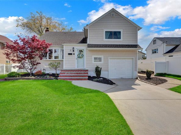 2 Oxford Avenue, Massapequa NY 11758