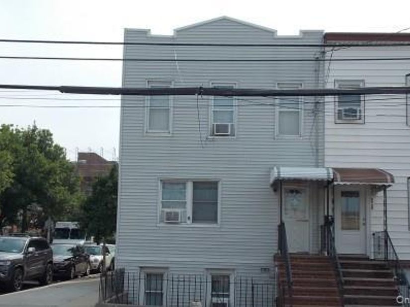 60-27 60 Street, Maspeth NY 11378