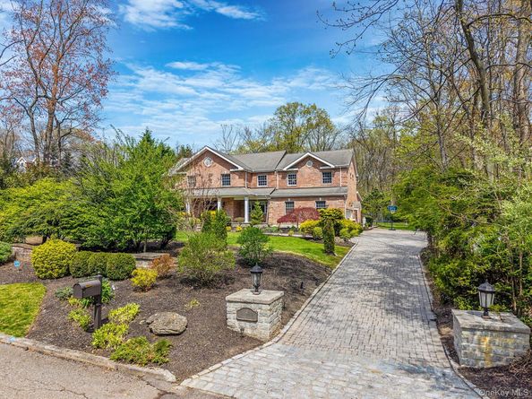 9 Arista Court, Dix Hills NY 11746