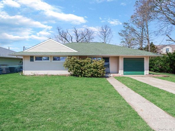 11 Hewitt Street, Hicksville NY 11801