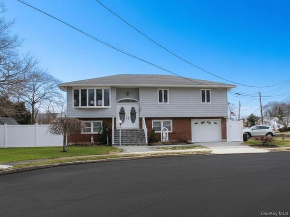 395 N Putnam Avenue, Lindenhurst NY 11757