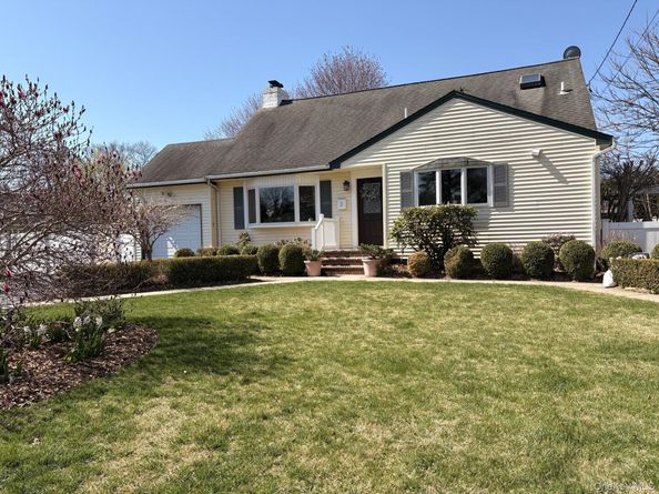 3 Barnfield Place, North Babylon NY 11703