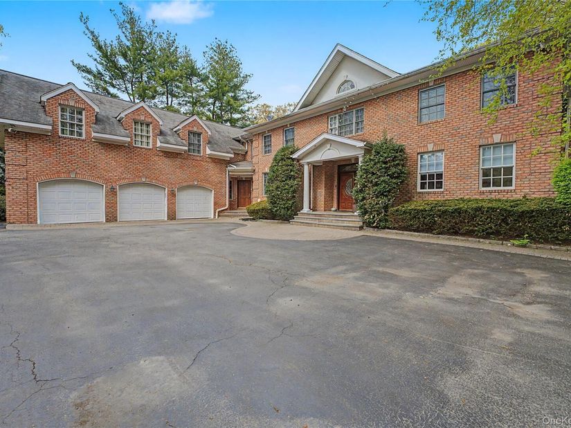 12 Chauncey Place, Woodbury NY 11797