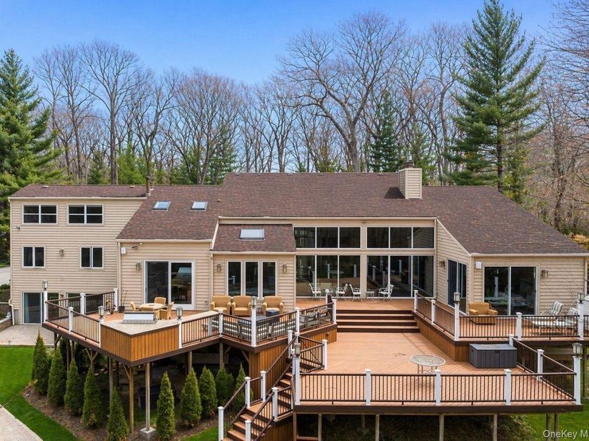 7 Windemere Crest, Woodbury NY 11797
