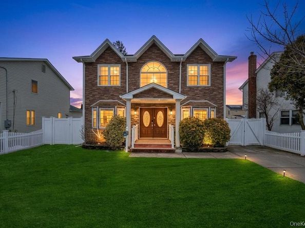 25 Virginia Avenue, Plainview NY 11803