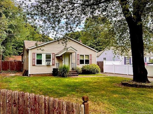 31 Champlain Street, Ronkonkoma NY 11779