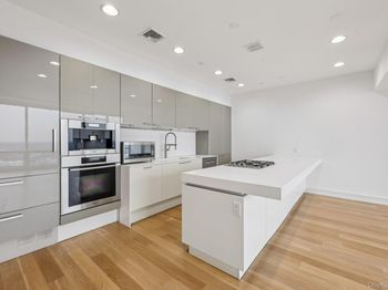 1 Renaissance Square