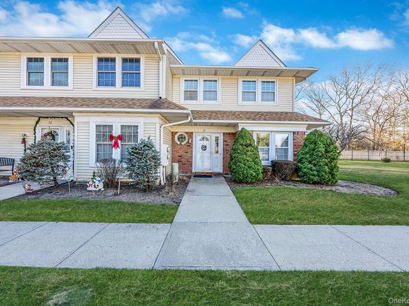 11 Gazebo Lane, Holtsville NY 11742