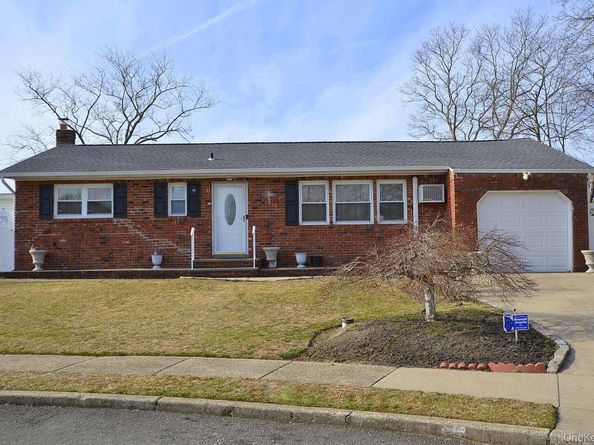 9 Tory Court, Holbrook NY 11741