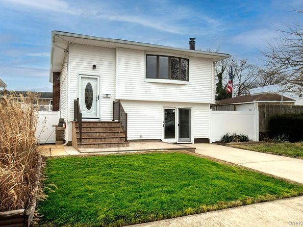 15 E Clearwater Road, Lindenhurst NY 11757