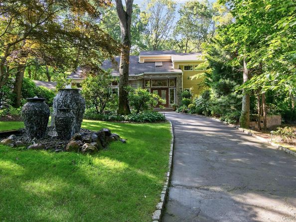 18 Roundtree Drive, Melville NY 11747