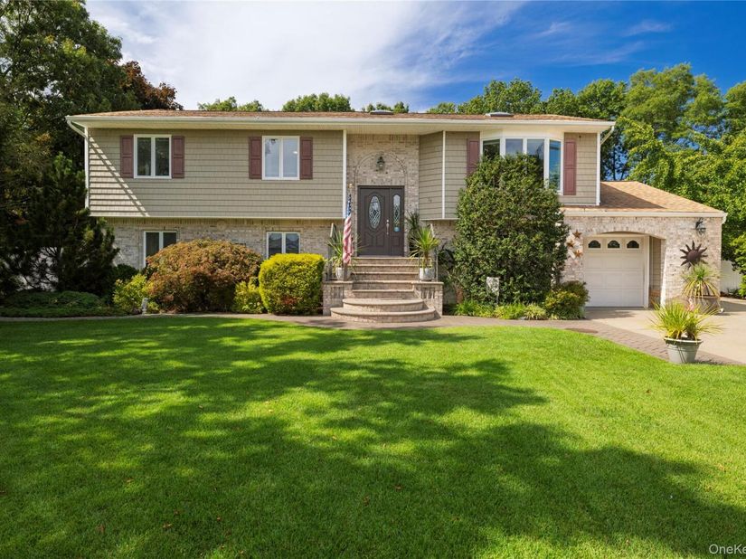 24 Sal Court, Bohemia NY 11716