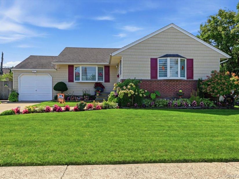 809 Garden Drive, Franklin Square NY 11010
