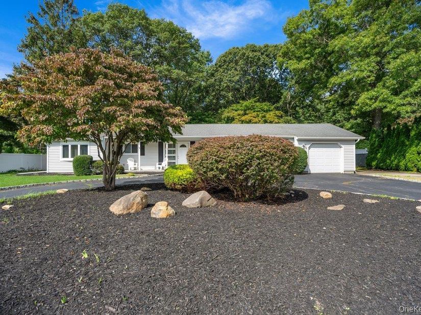 24 Blackfoot Trail, Shoreham NY 11786