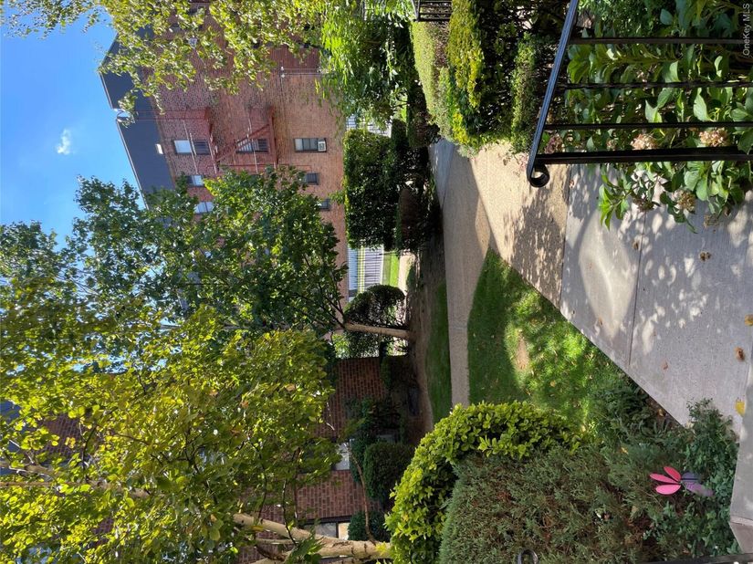 215-40 47 Avenue 3B, Bayside NY 11361