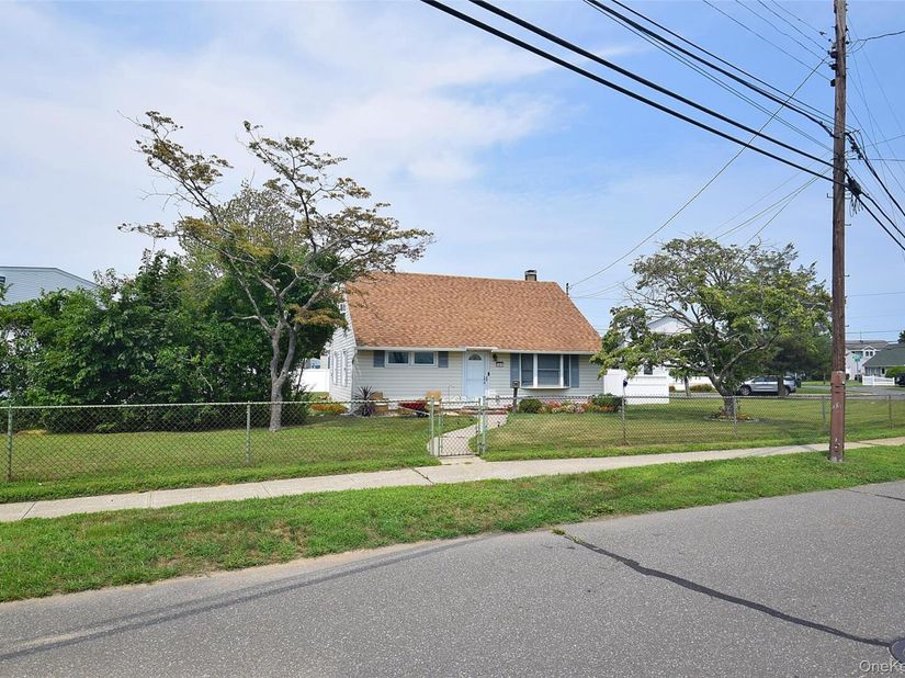 101 Phyllis Drive, Lindenhurst NY 11757
