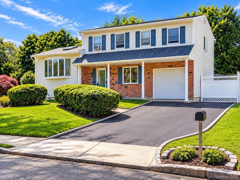 2 Carol Avenue, Farmingville NY 11738