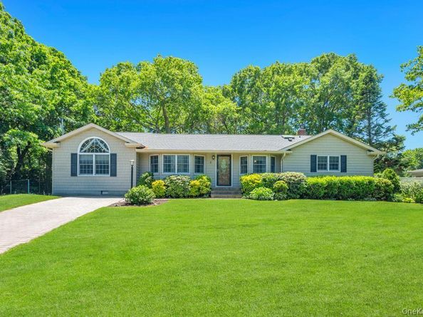 8 Camille Lane, Holbrook NY 11741