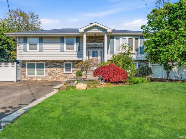 105 Sequams Lane E, West Islip NY 11795