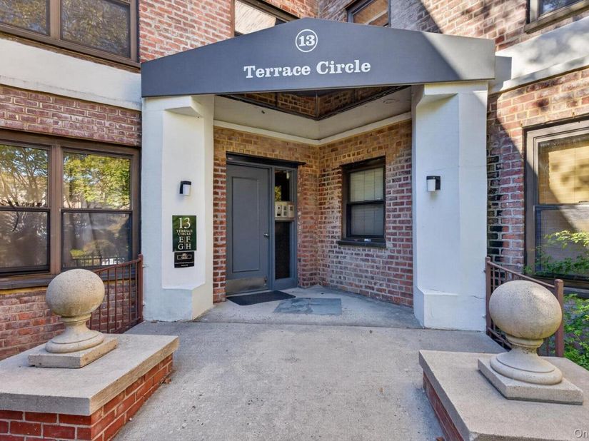 13 Terrace Circle 1F, Great Neck NY 11021