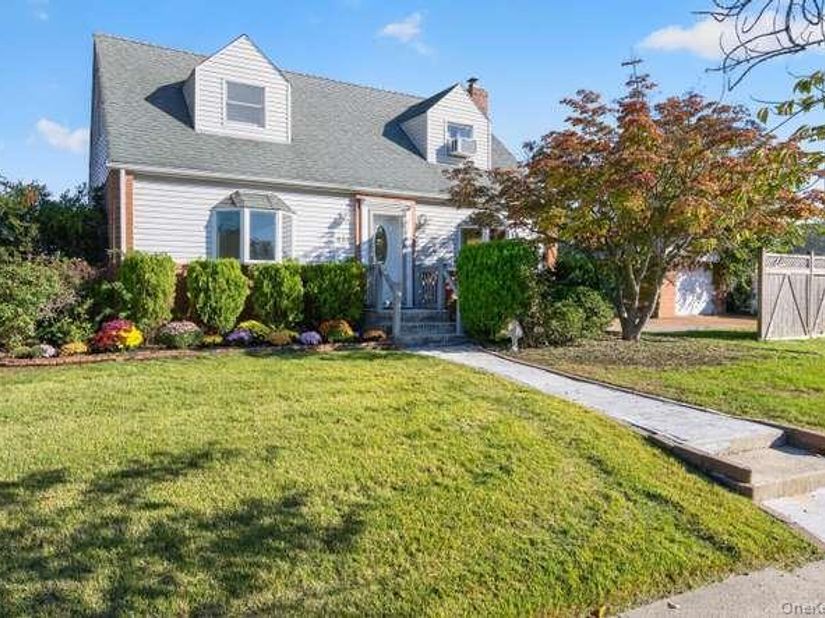 484 Croyden Road, Garden City South NY 11530