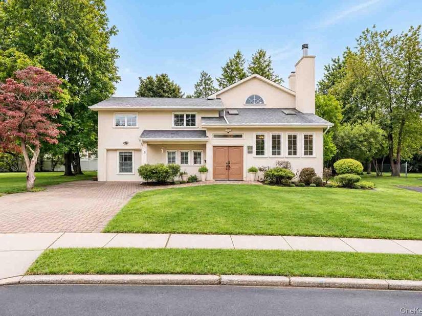 5 Phipps Lane, Plainview NY 11803