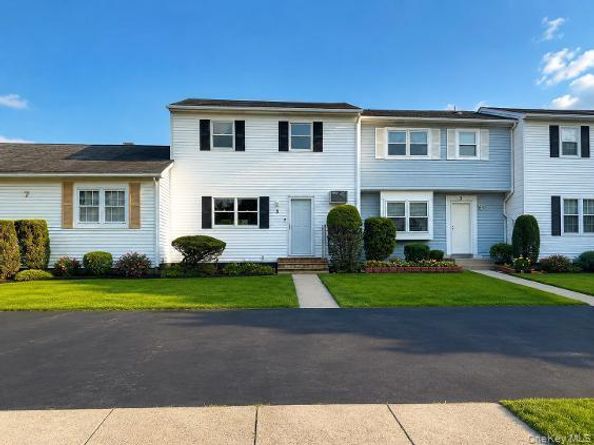 5 Hampton Court, Coram NY 11727